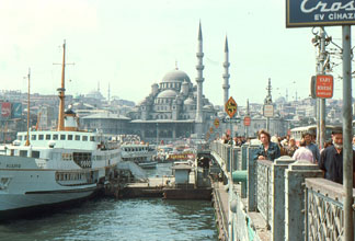 sur le pont flottant de Galata la vue sur la corne d'or et ses ferries 